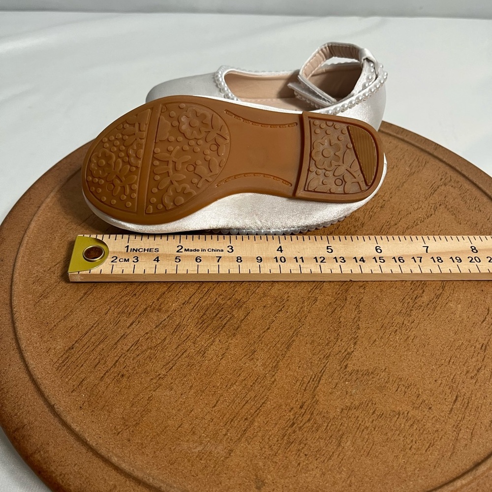Kailee P White Satin  Girls Dress Shoes with Pearl Trim Sz 7 - Picture 8 of 8